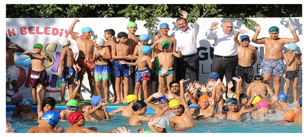 Bakan Kasapoğlundan Yüzme ögrenen gençlere ziyaret